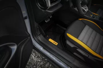 Vista de los embellecedores laterales y acabados interiores del Jeep Avenger.