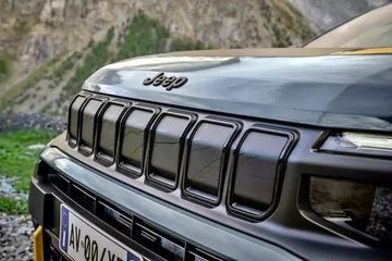 Vista cercana de la parrilla del Jeep Avenger 4xe The North Face Edition.