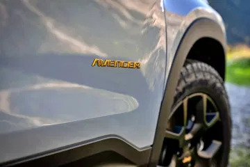 Vista cercana del detalle 4x4 en el Jeep Avenger