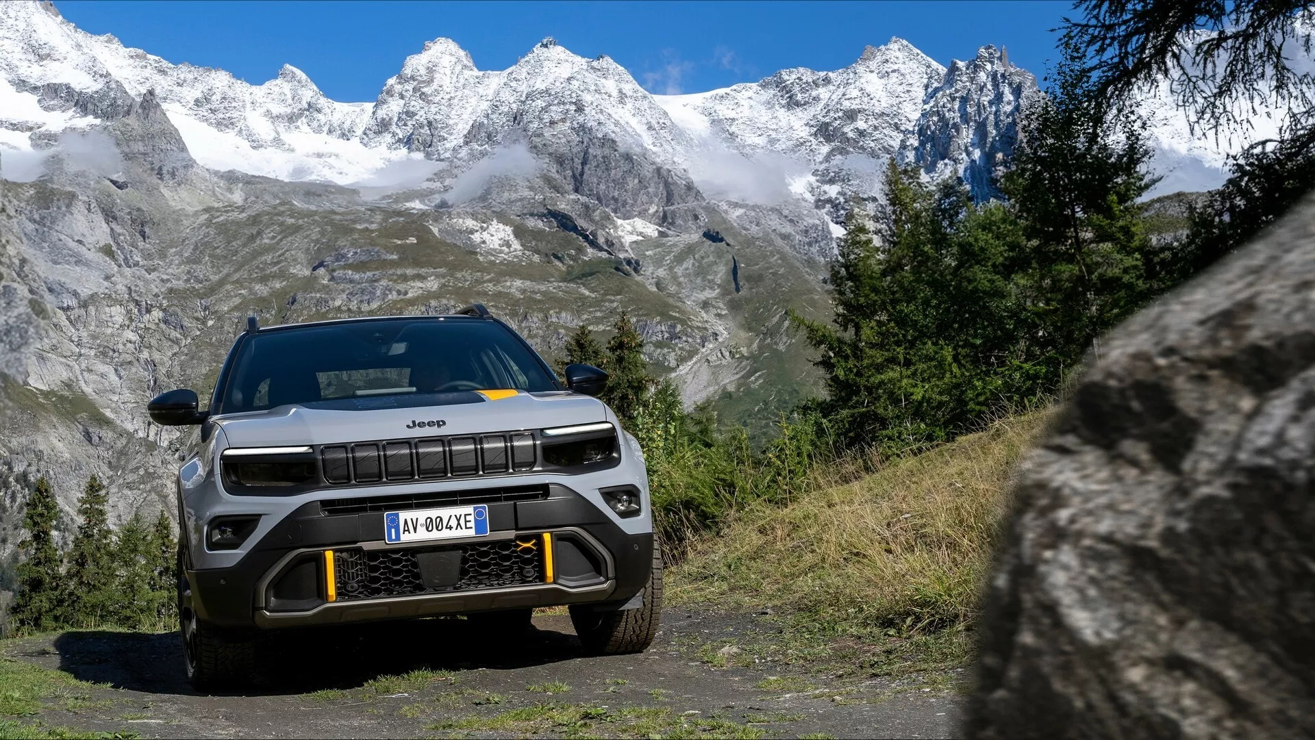 Jeep Avenger 4xe en entorno montañoso, mostrando su capacidad todoterreno.