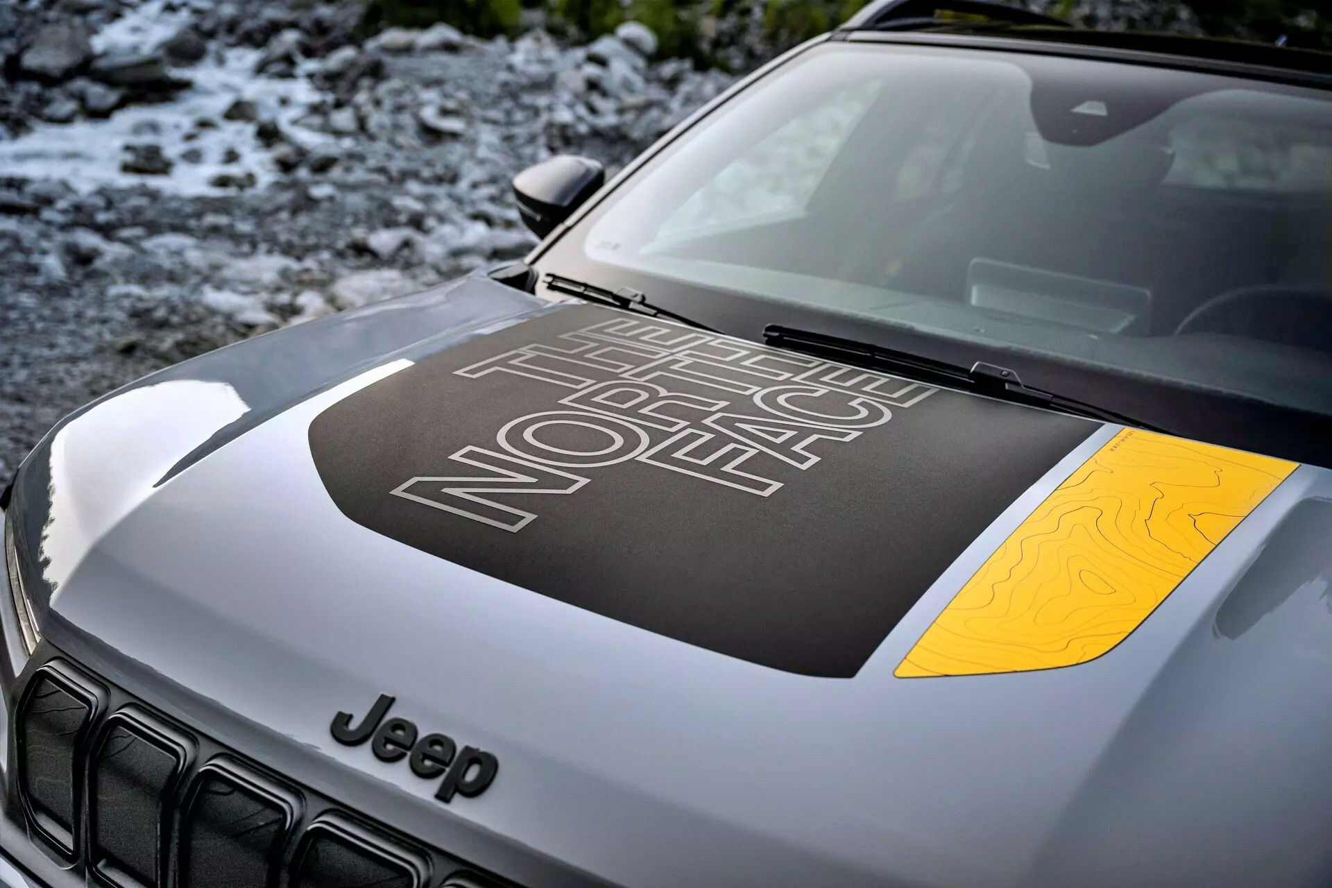 Vista frontal del Jeep Avenger 4xe The North Face Edition mostrando su robusta parrilla.