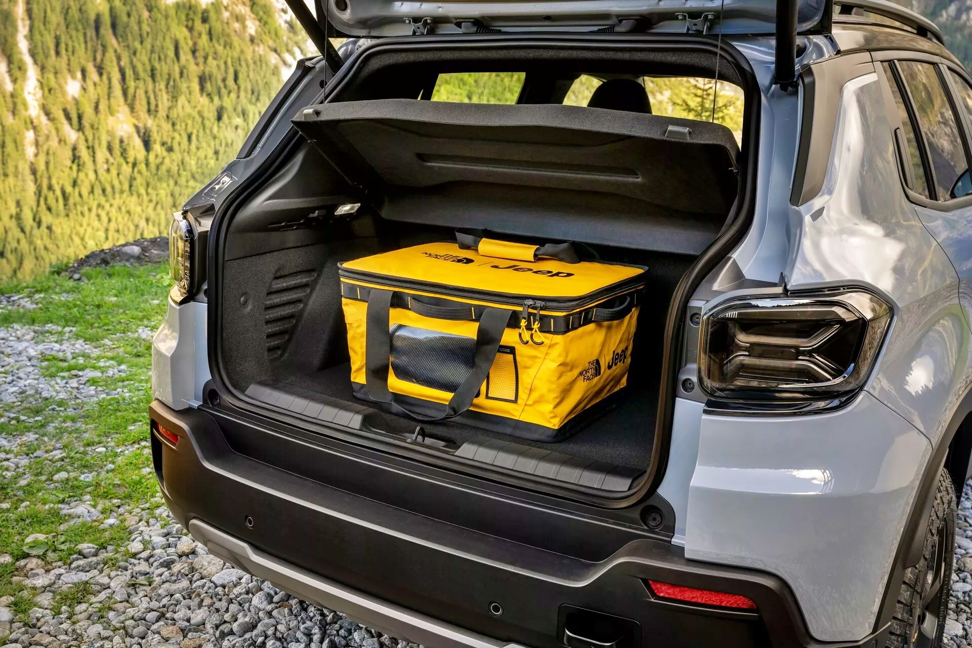 Vista trasera del maletero del Jeep Avenger, mostrando amplia capacidad de carga.