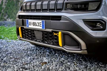 Vista frontal agresiva del Jeep Avenger 4xe en acabado The North Face Edition.