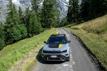 Vista delantera y lateral del Jeep Avenger 4xe en un entorno natural.