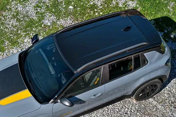 Vista aérea del Jeep Avenger destacando su diseño robusto y techo contrastante.