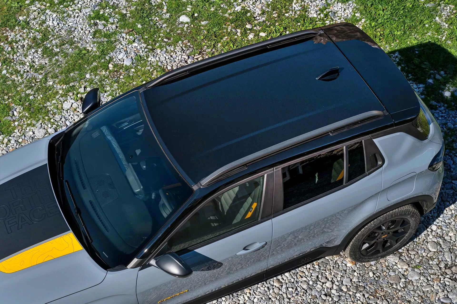 Vista aérea del Jeep Avenger destacando su diseño robusto y techo contrastante.