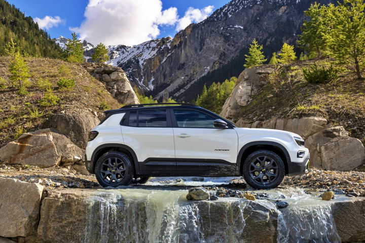 El nuevo SUV híbrido de Jeep, mostrando su capacidad todoterreno. El nuevo SUV híbrido de Jeep, mostrando su capacidad todoterreno.
