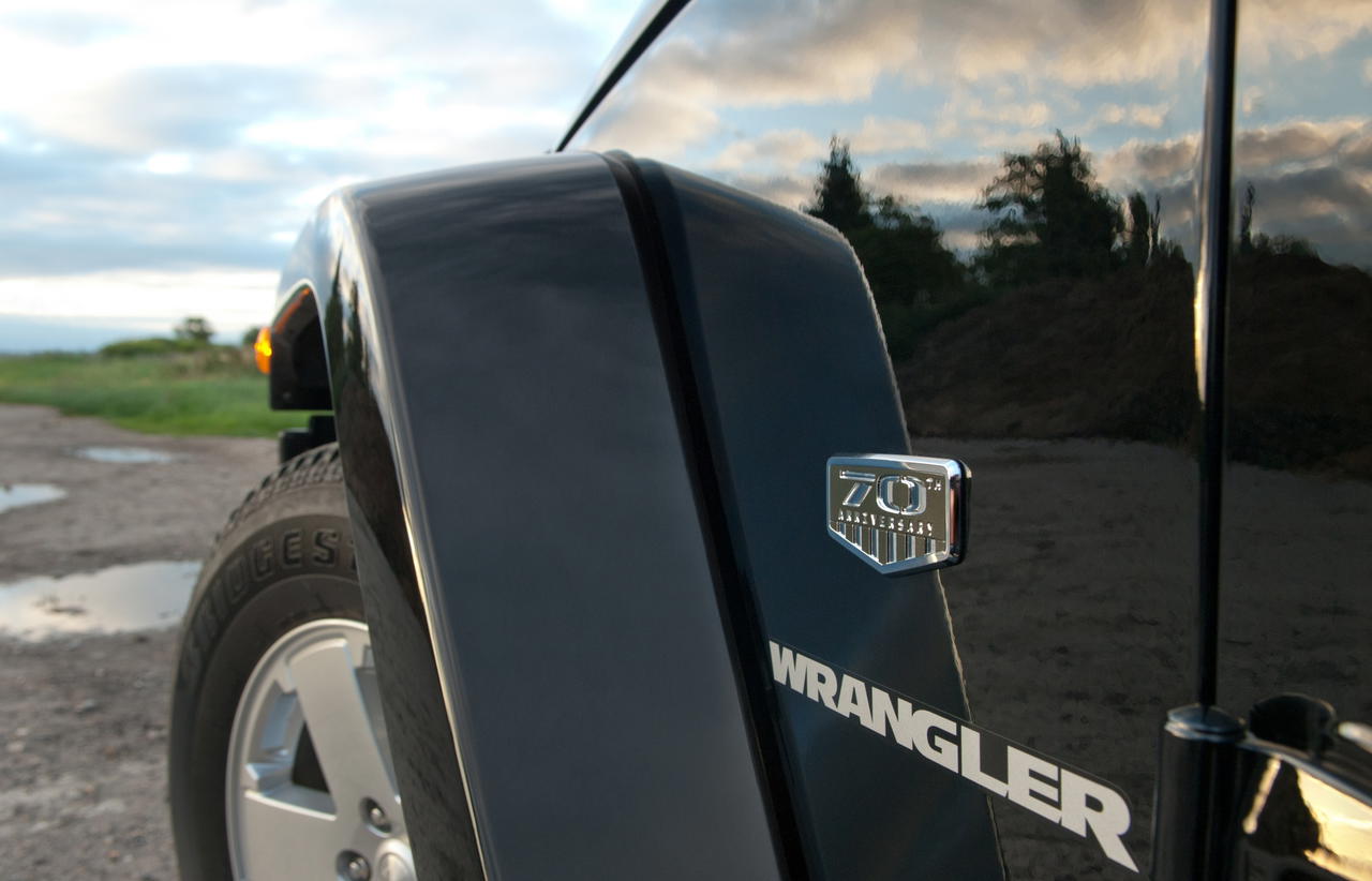 Vista lateral del Jeep Wrangler, destacando su diseño robusto Vista lateral del Jeep Wrangler, destacando su diseño robusto