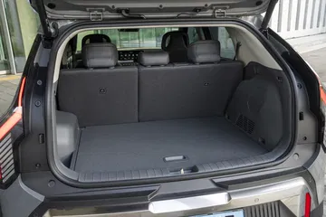 Amplio compartimento de carga del SUV con acabados modernos y prácticos.