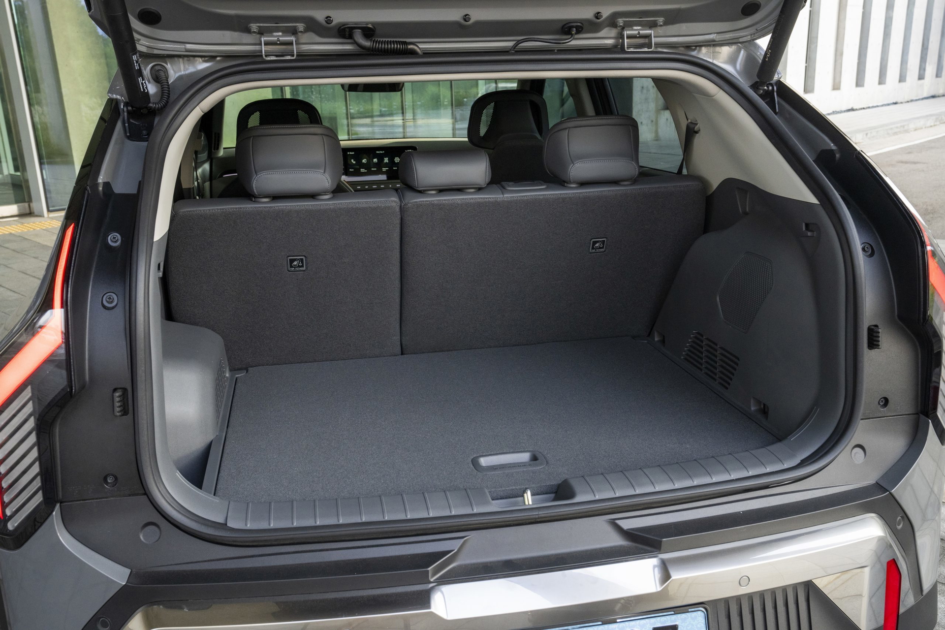 Amplio compartimento de carga del SUV con acabados modernos y prácticos.