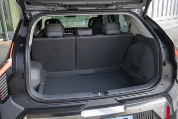 Amplio maletero del KIA EV3 mostrando capacidad y diseño funcional