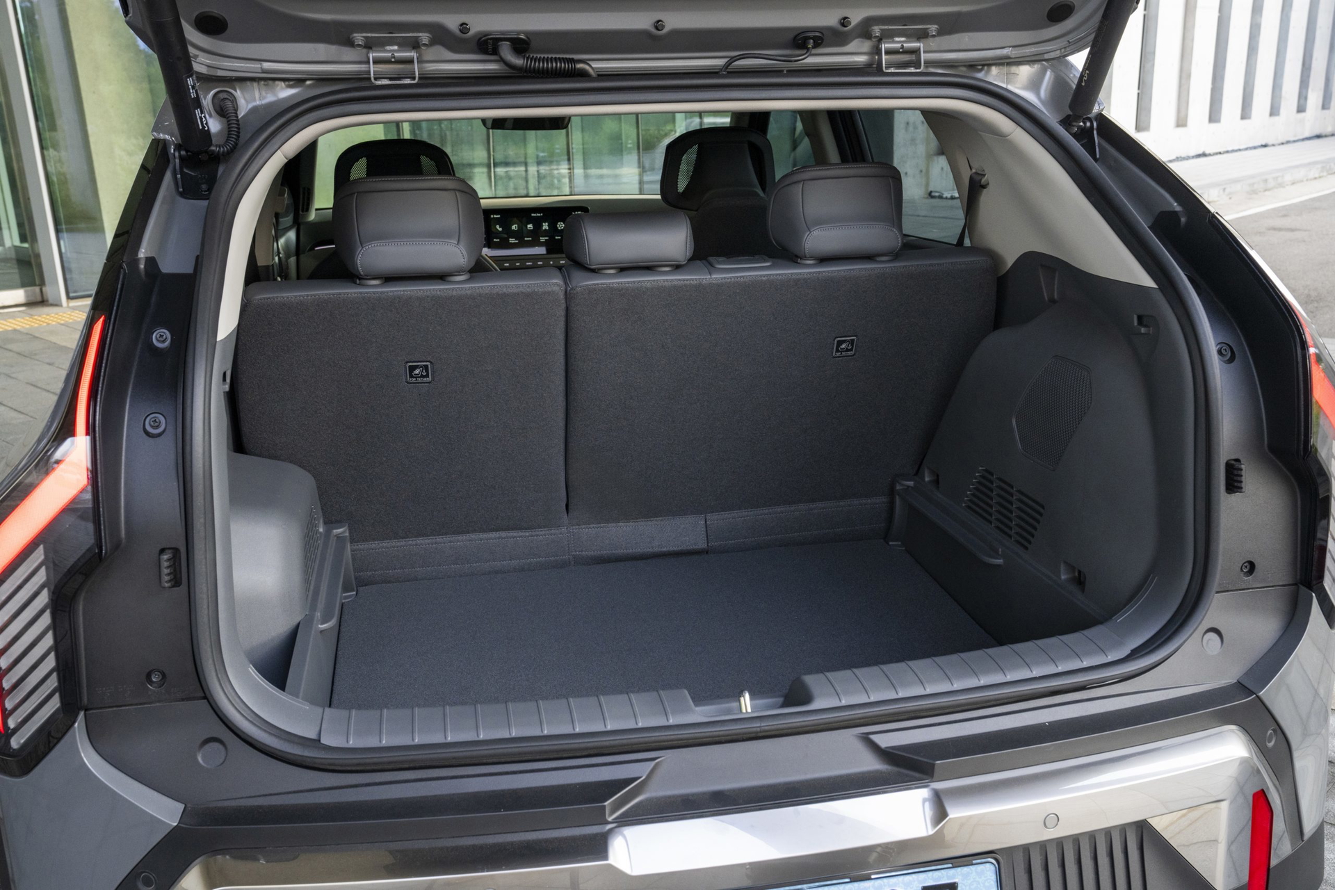 Amplio maletero del KIA EV3 mostrando capacidad y diseño funcional