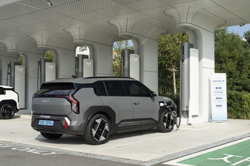 El KIA EV6 recargando en una estación de carga, mostrando su diseño trasero y lateral.