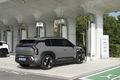El KIA EV6 recargando en una estación de carga, mostrando su diseño trasero y lateral.