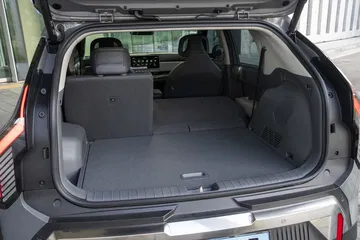 Vista del espacioso maletero del KIA EV3, listo para equipaje y aventuras.