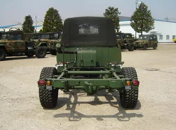 Vista trasera del KIA KM450, pick-up militar todoterreno.