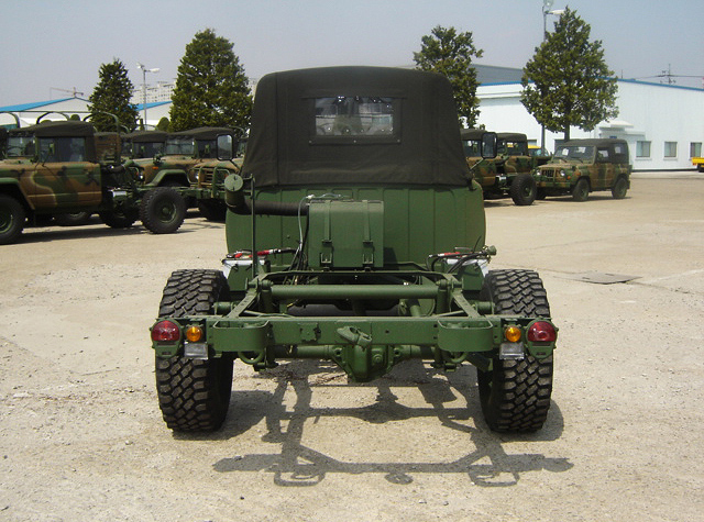 Vista trasera del KIA KM450, pick-up militar todoterreno.