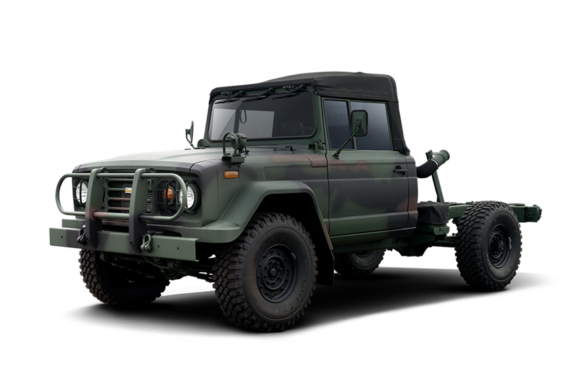 Vista lateral del Kia KM450, pick-up militar robusto y poderoso.