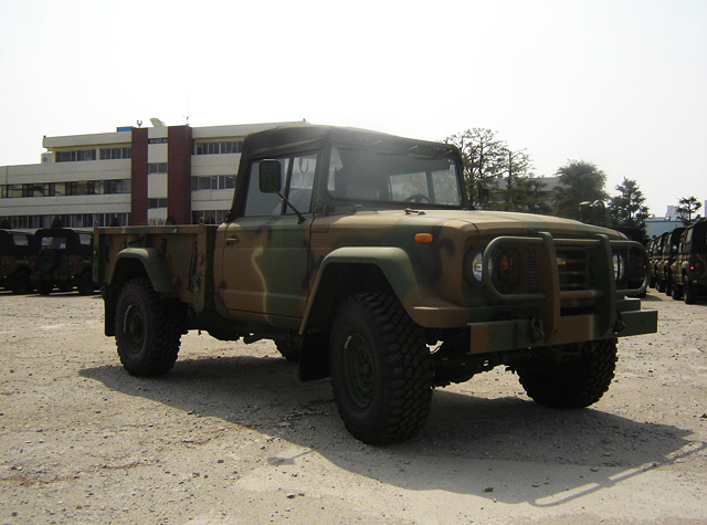 Vista lateral del KIA KM450, el pick-up militar robusto y funcional.