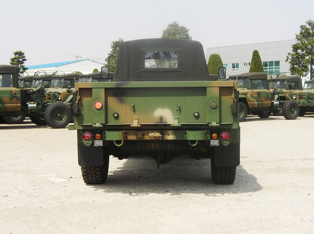 Vista trasera Kia KM450, vehículo militar todoterreno
