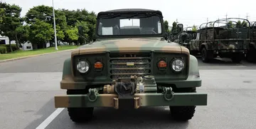 Vista frontal del robusto KIA KM450 militar todoterreno.