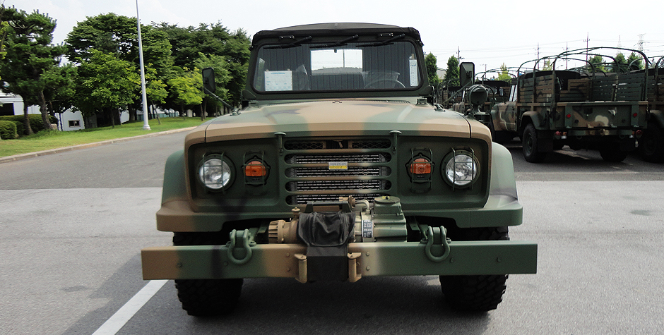 Vista frontal del robusto KIA KM450 militar todoterreno.