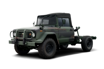 Vista lateral del KIA KM450, un pick-up militar todoterreno.