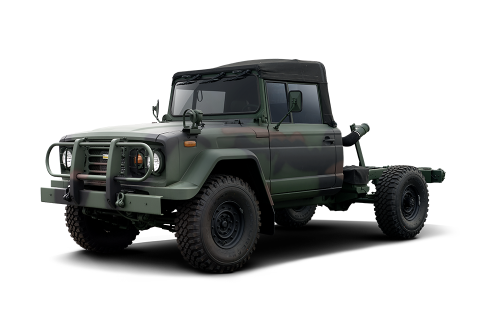Vista lateral del KIA KM450, un pick-up militar todoterreno.