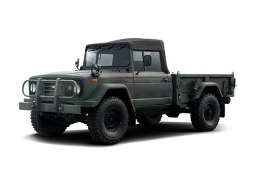 Pick-up militar KIA KM450 en vista lateral, mostrando su robustez y capacidad todoterreno.
