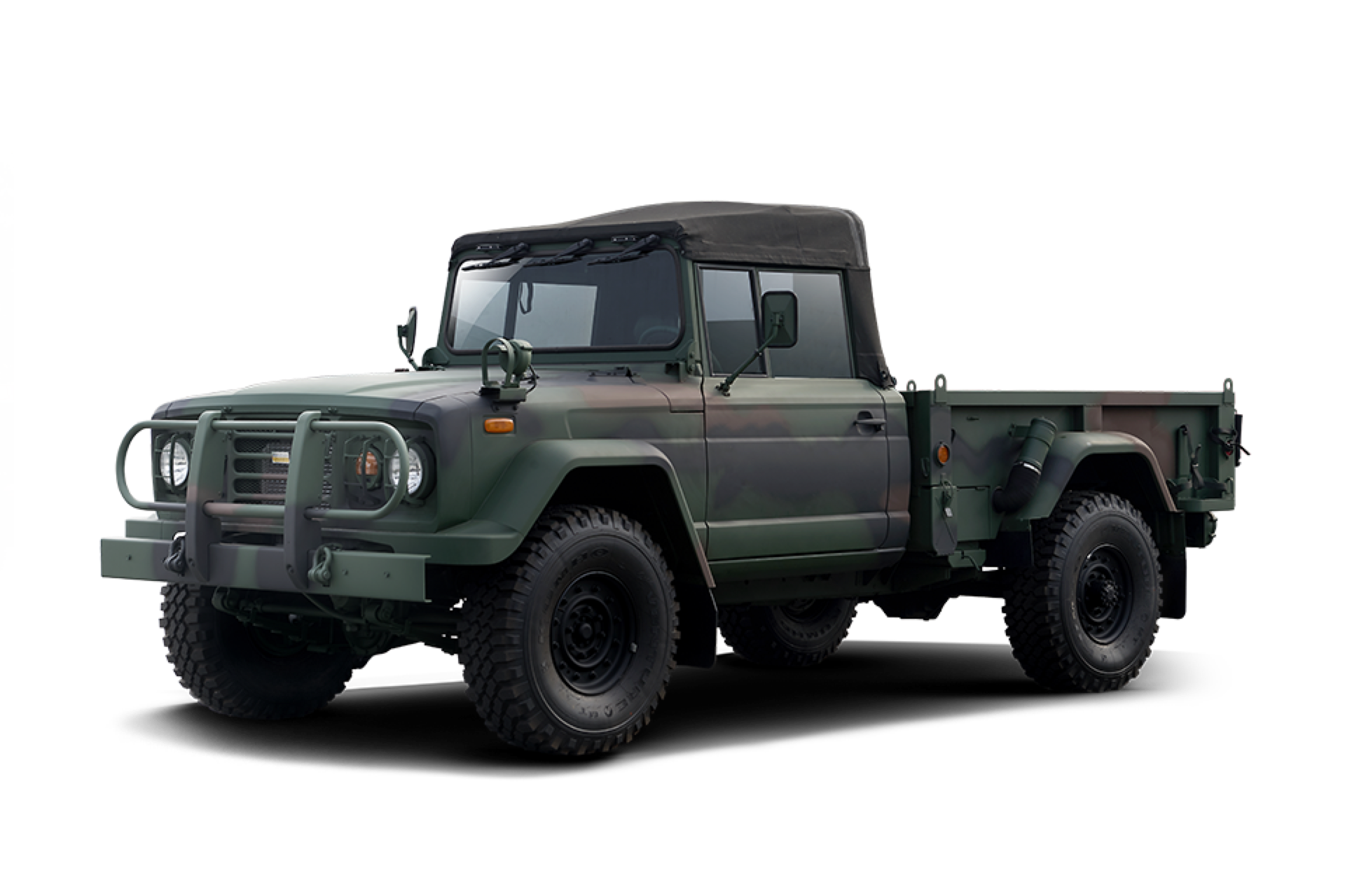 Pick-up militar KIA KM450 en vista lateral, mostrando su robustez y capacidad todoterreno.