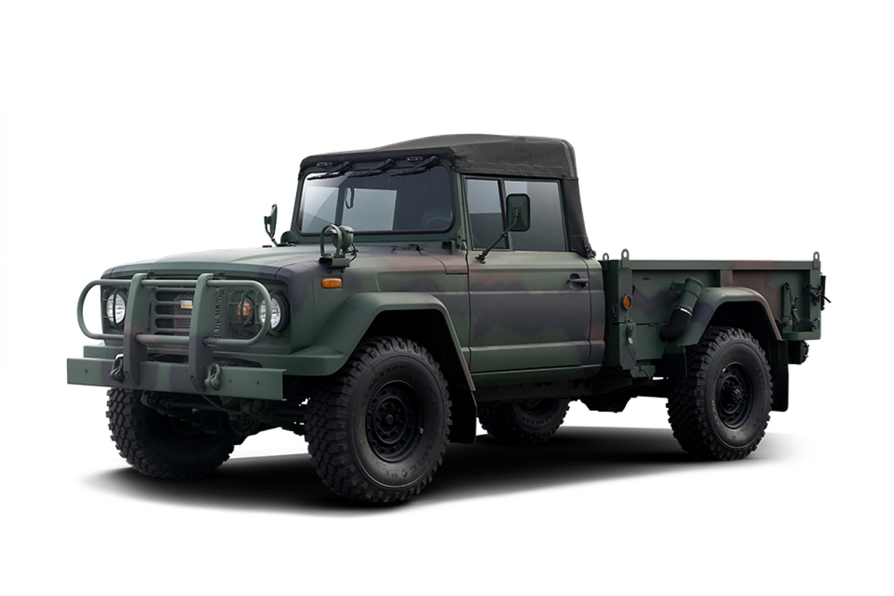 Pick-up militar KIA KM450 en vista lateral, mostrando su robustez y capacidad todoterreno.