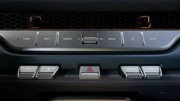 Vista de los controles de la consola central del Kia Tasman 2025
