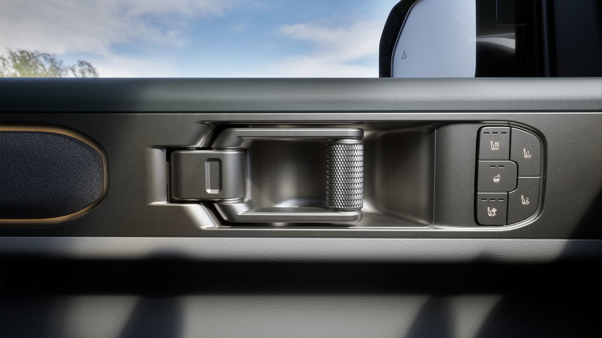Tirador de puerta con acabados metálicos y diseño ergonómico.