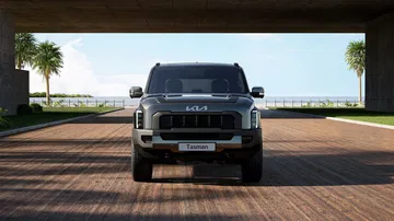Vista frontal del Kia Tasman 2025, robustez y estilo moderno.
