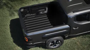 Vista trasera de la Kia Tasman 2025, mostrando diseño robusto y versátil.