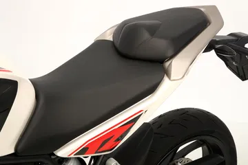 Vista trasera angular de la Kove NK 125R destacando su diseño compacto y deportivo.