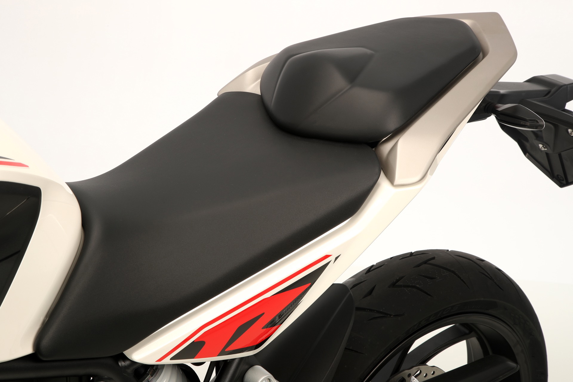 Vista trasera angular de la Kove NK 125R destacando su diseño compacto y deportivo.