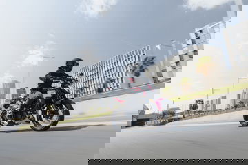 Vista dinámica de una Kove NK 125R en acción, realzando su diseño naked.