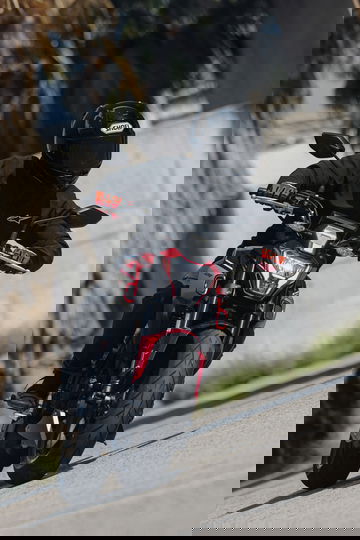 Vista dinámica de la Kove NK 125R demostrando su diseño ágil y ligero.