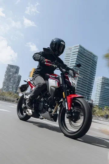 Visión dinámica de la Kove NK-125R en acción, ideal para el entorno urbano