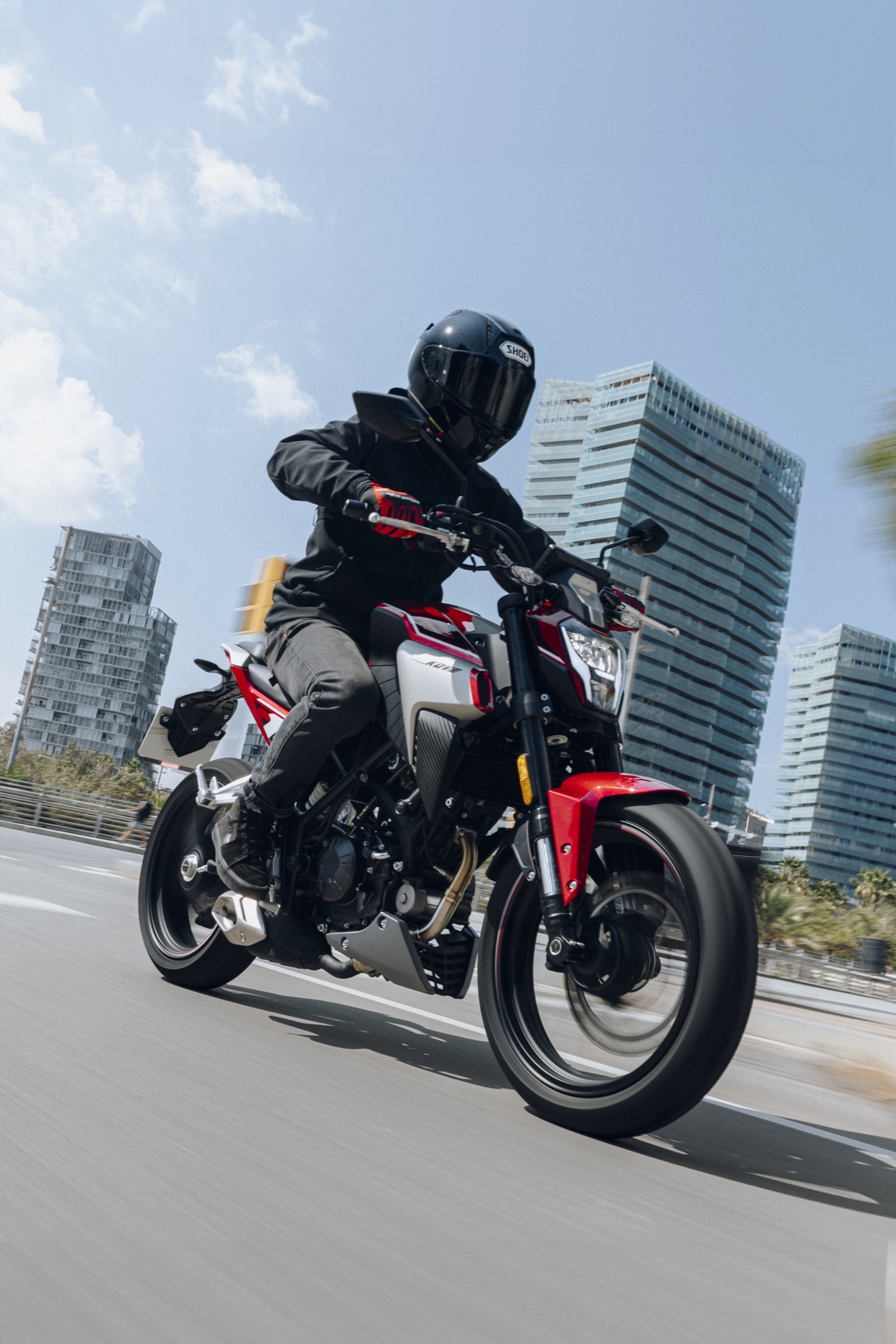 Visión dinámica de la Kove NK-125R en acción, ideal para el entorno urbano