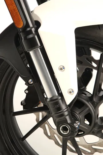 Primer plano de la suspensión delantera de la Kove NK 125R.