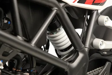 Amortiguador trasero de la Kove NK 125R, muestra de la solidez en su segmento.