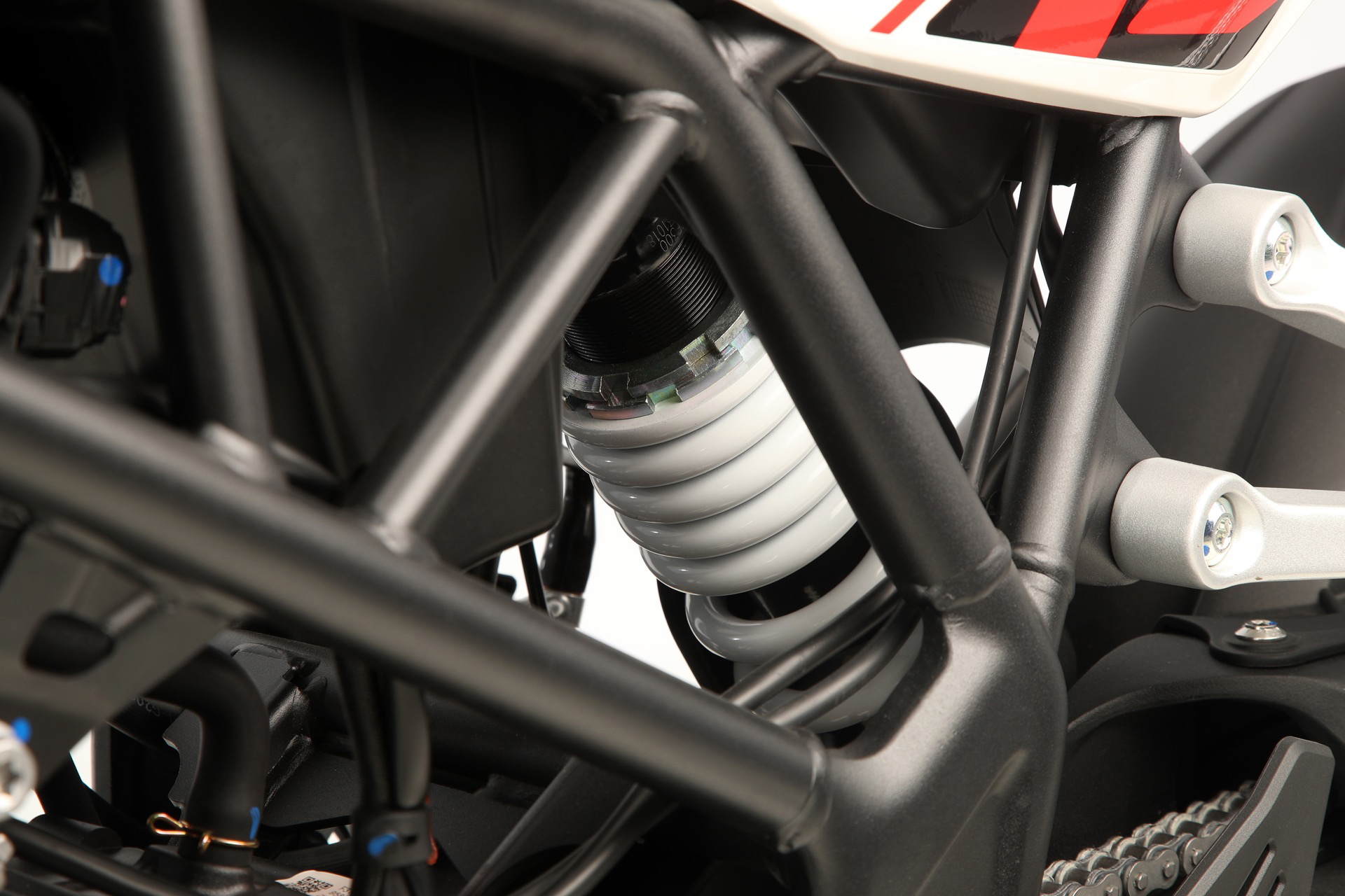 Amortiguador trasero de la Kove NK 125R, muestra de la solidez en su segmento.