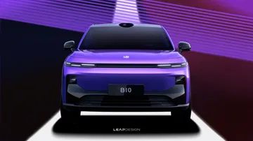 Vista frontal del LEAPMOTOR B10, destacando sus faros LED y parrilla cerrada característica de eléctricos.