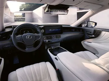 El Lexus LS presenta una cabina opulenta destacando calidad y tecnología.