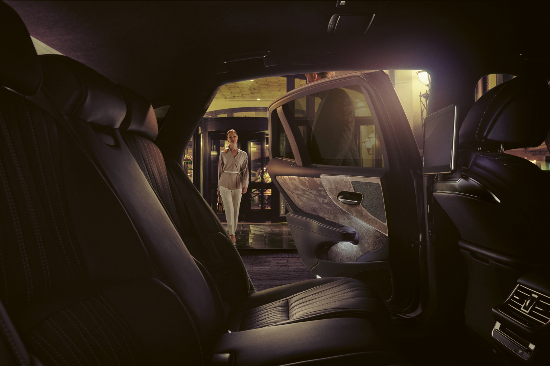 Confort y lujo destacan en el habitáculo trasero del Lexus LS.