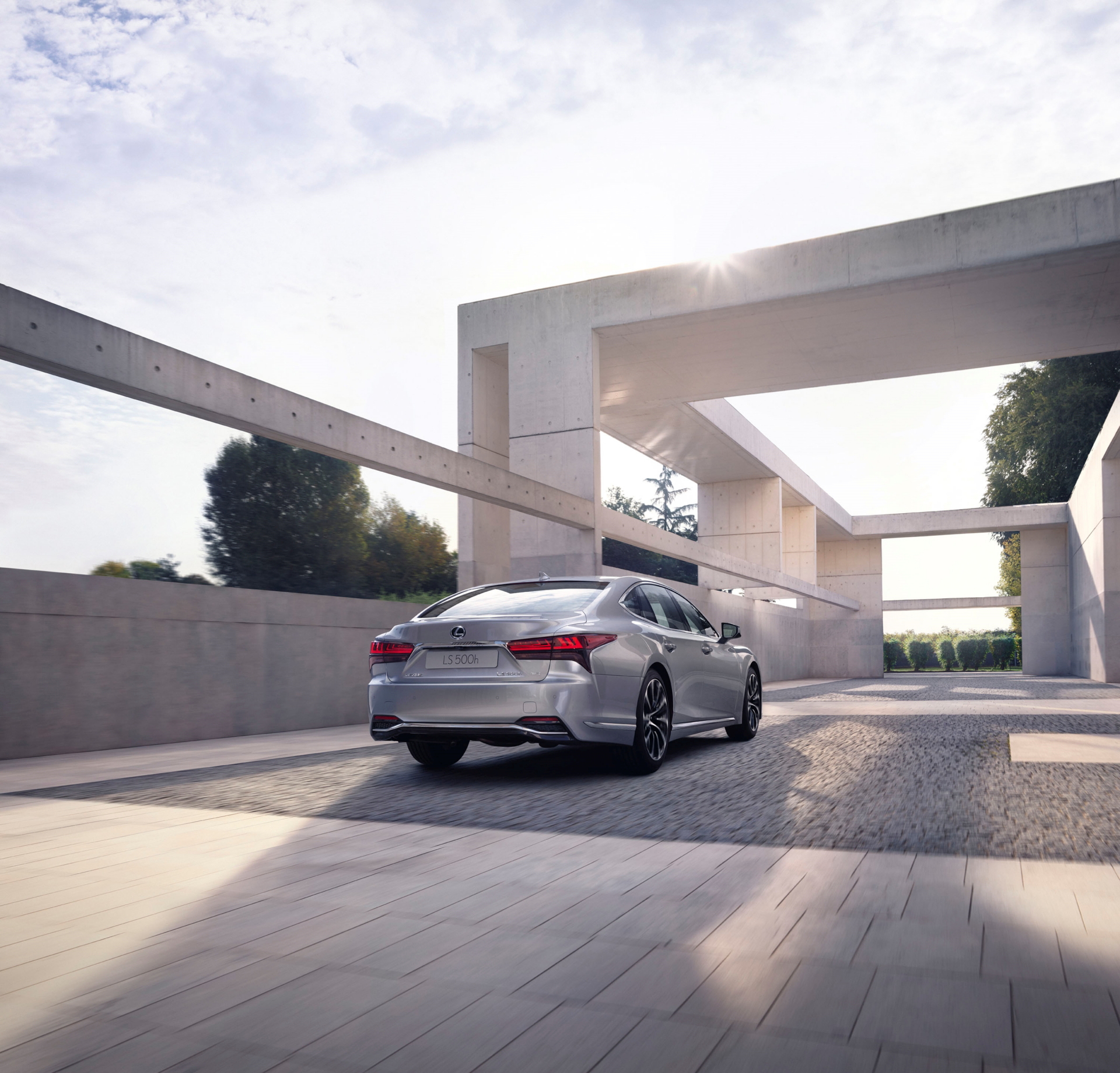 Vista trasera lateral del Lexus LS 2023, lujo y sofisticación en movimiento.