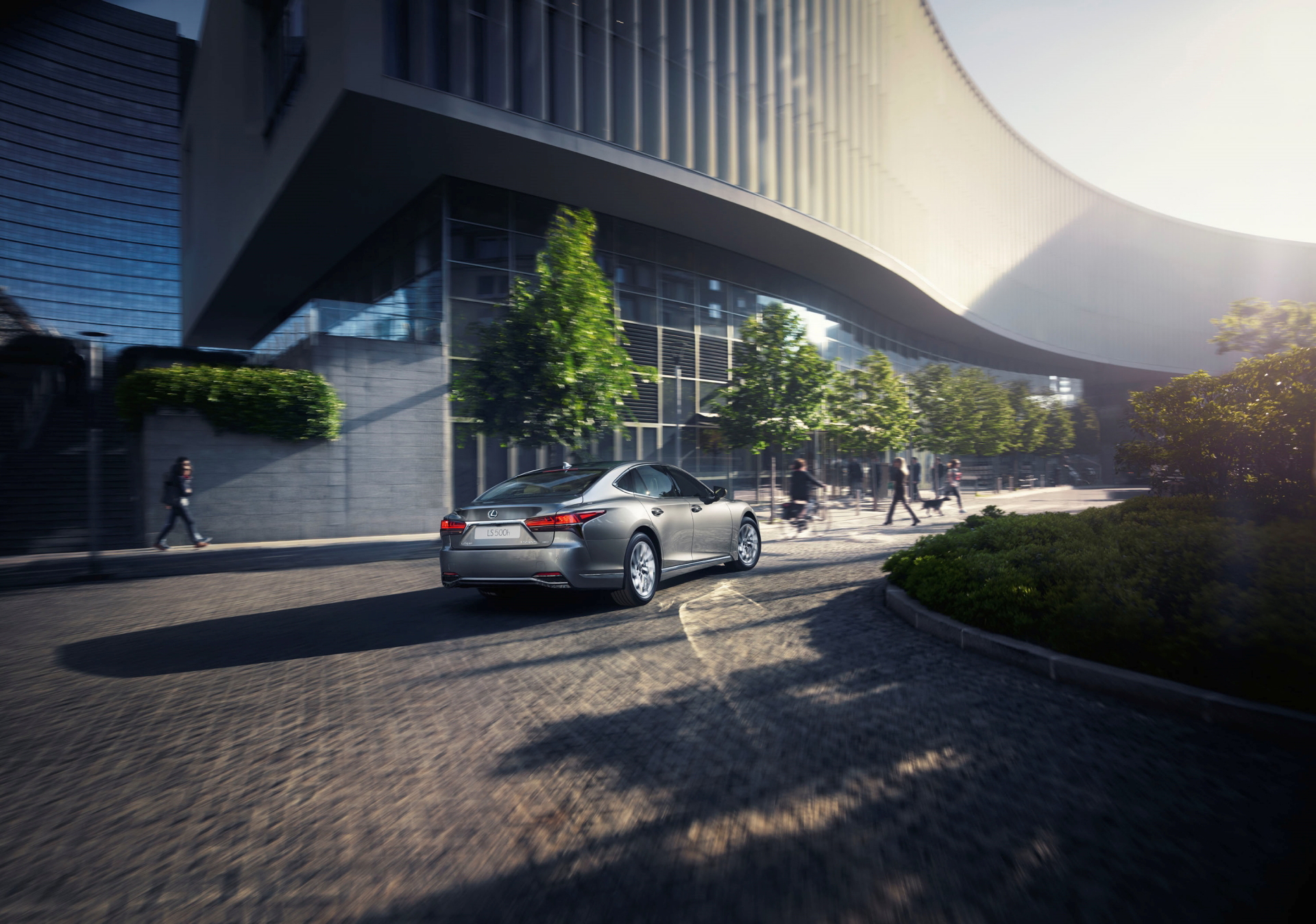 Vista lateral del Lexus LS 2023 resaltando su diseño elegante y sofisticado.