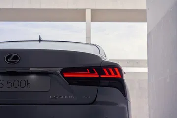 Vista elegante de la trasera del Lexus LS 2023 con enfoque en sus faros LED